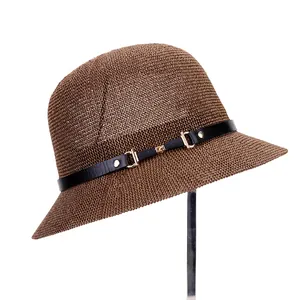 Dunkelbrauner Strohhut für Damen mit schwarzem Lederband und goldener Schnalle
