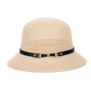 Eleganter beiger Strohhut mit schwarzem Lederband und Goldschnalle für den Sommerurlaub