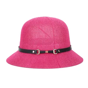 Magenta gewebter Strohhut für Damen mit schwarzem Lederband und Goldschnalle