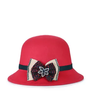 Elegante rode wollen cloche hoed voor dames met decoratieve strik en strass details