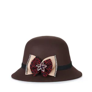 Elegante donkerbruine wollen cloche hoed voor dames met een vintage strass bloemstrik