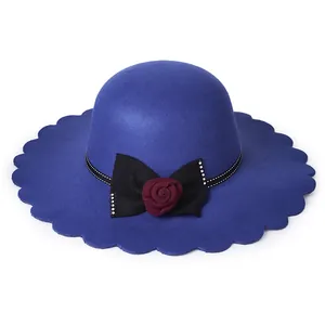 Damen Wollhut in Blau mit Wellenrand und großer schwarzer Schleife sowie roter Rose