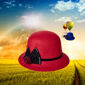 Détail d'un chapeau cloche en laine rouge avec nœud noir, strass et fleur de rose