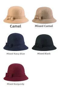 Détail montrant cinq couleurs de chapeaux cloches en laine avec nœud sur fond blanc