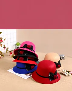 Détails de chapeaux cloches en laine avec nœuds élégants et accents de perles fines