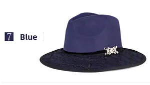 Detail van een donkerblauwe fedora met zwart kant en een gouden strik ornament
