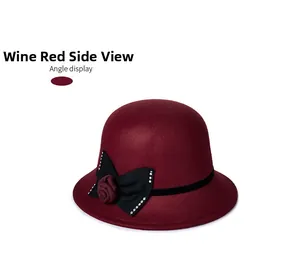 Détail du chapeau cloche en laine bordeaux avec nœud noir et fleur en tissu