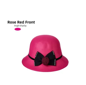Vue de face du chapeau cloche élégant en laine rouge rose avec un ruban noir et fleur de rose