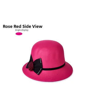 Détail du chapeau cloche en feutre rose avec nœud noir et rose décorative en tissu