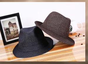 Dettaglio di cappelli fedora blu e marroni con trama a quadretti e fori di ventilazione