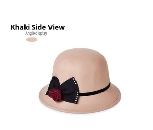Vue latérale du chapeau cloche élégant en feutre kaki avec rose rouge et nœud noir
