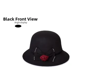 Détail d'un chapeau cloche noir en feutre avec nœud perlé et rose rouge décorative