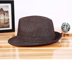 Dettaglio del cappello fedora marrone scuro con tre occhielli in metallo per la traspirazione