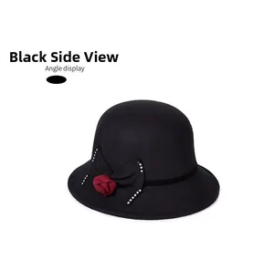Détail de chapeau en laine avec nœud noir, rose rouge et perles décoratives