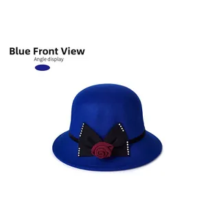 Vue de face d'un chapeau cloche bleu élégant avec nœud noir et détail de rose rouge