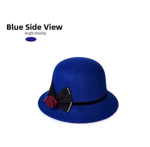 Vue latérale du chapeau en feutre bleu avec nœud noir et détail de rose rouge