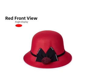 Vue frontale d'un élégant chapeau en laine rouge avec nœud noir et rose artisanale