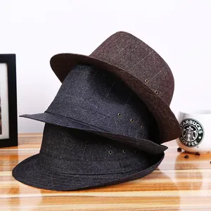 Cappelli fedora traspiranti da uomo in blu navy e marrone su un tavolo di legno scuro