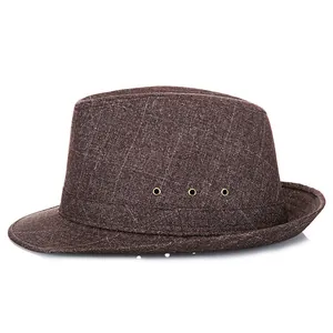 Classico cappello fedora marrone scuro a scacchi con fori di ventilazione in metallo
