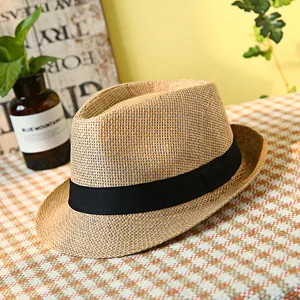 Classico cappello di paglia marrone chiaro da uomo con nastro nero per protezione solare