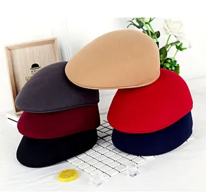 Détail de casquettes gavroche en laine en kaki, gris, bordeaux, noir, rouge et bleu marine