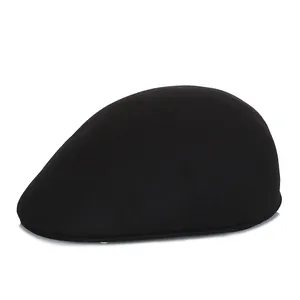 Béret plat classique en laine noire pour hommes et femmes avec un design vintage épuré