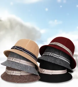 Dettaglio di cappelli cloche in lana in vari colori con nastro a righe e fibbia in metallo