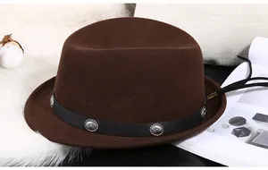 Detail eines braunen Wollhutes mit schwarzem Lederband und silbernen Retro-Metallschnallen