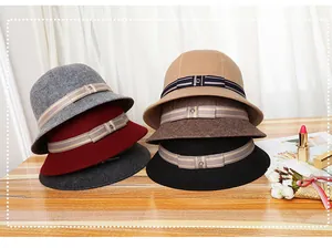 Detail van verschillende kleuren wollen cloche hoeden met gestreepte decoratieve banden