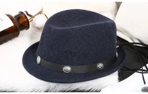 Detail eines dunkelblauen Wollhutes mit Lederband und dekorativer silberner Schnalle