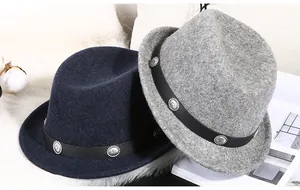 Detailaufnahme von Filzhüten mit Wollstruktur und Ledergürteln mit Retro-Metallschnallen