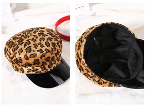 Dettaglio del tessuto leopardato e della visiera in vernice nera lucida del cappello