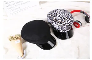 Set di berretti baker boy neri e leopardati con visiera in similpelle e stile moderno