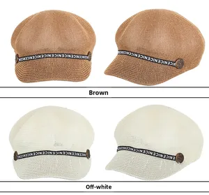 Dettagli dei cappelli newsboy in paglia intrecciata marrone e bianco sporco con nastro logato