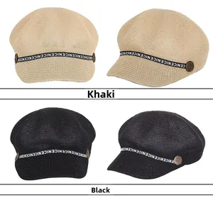 Dettaglio di cappelli newsboy in paglia kaki e neri con fascia decorata e bottoni in metallo