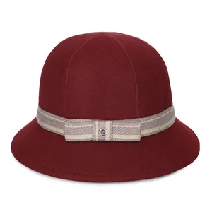 Elegante wijnrode wollen cloche hoed voor dames met gestreept lint en metalen knoopdetail