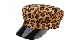 Dettaglio del tessuto leopardato e della tesa in pelle verniciata nera sul cappello piatto