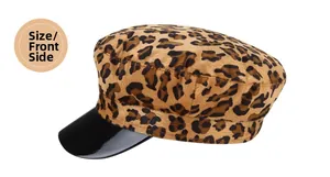 Dettaglio del cappello baker boy leopardato in ecopelliccia con tesa in pelle verniciata
