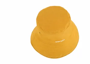 Κορυφαία όψη μουσταρδί βαμβακερού καπέλου bucket με φαρδύ γείσο και κέντημα RABE RAND