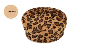 Vista posteriore di un cappello piatto leopardato alla moda in morbida ecopelliccia
