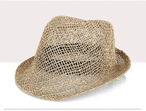 Detail der luftigen Hohlstrick-Strohstruktur eines modischen Fedora-Sommerhuts für Damen