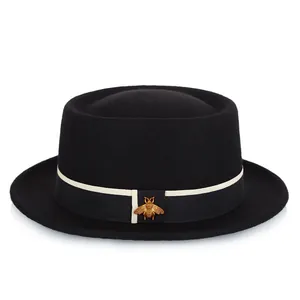Elegante zwarte wollen hoed voor dames met gouden bij en gestreept lint detail