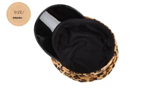 Dettaglio della fodera in ecopelliccia leopardata e interno in tessuto nero del cappello