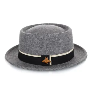 Elegante grijze wollen vilten fedora met stijlvol gouden bijen-embleem en lint