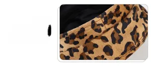 Dettaglio del cappello peluche leopardato che mostra la sagomatura e le cuciture fini
