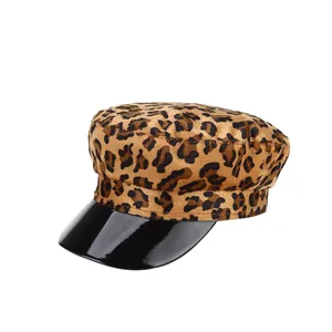 Cappello stile marinaio leopardato alla moda con visiera nera in vernice su sfondo bianco