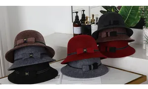 Detailansicht von Wollfilzhüten mit eleganten Schleifen und Metallsternen in fünf Farben