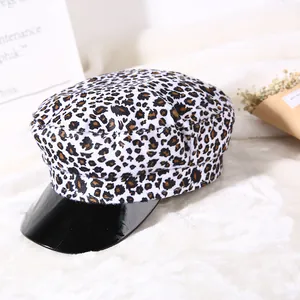 Cappello piatto zebrato alla moda con tesa in vernice nera e consistenza in peluche