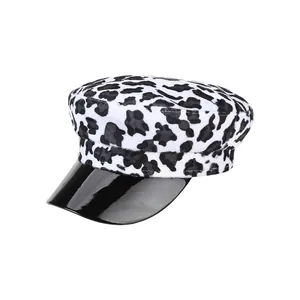 Cappello stile marinaio con stampa mucca da donna in peluche e visiera nera lucida