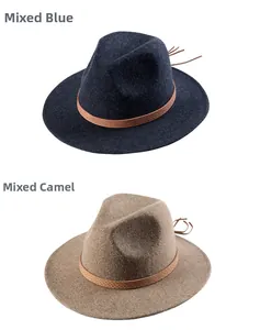 Nahaufnahme von Wollfilzhüten in Blau und Camel mit Hutband in Schlangenlederoptik